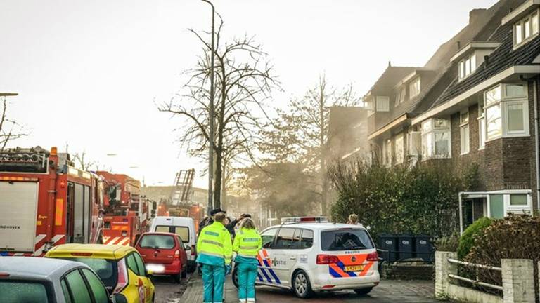 Hulpdiensten bij brand in massagesalon (Foto: Sem van Rijssel/SQ Vision)