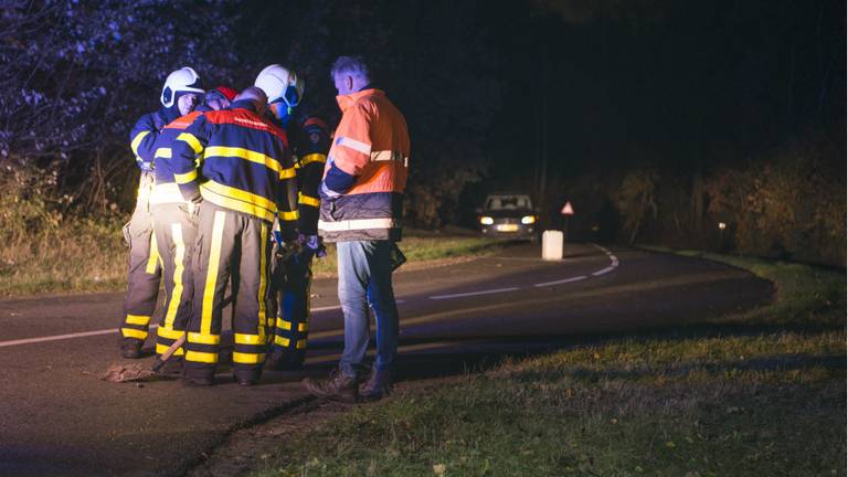 De brandweer werd opgeroepen vanwege het lekkende vat. (Foto: GinoPress)