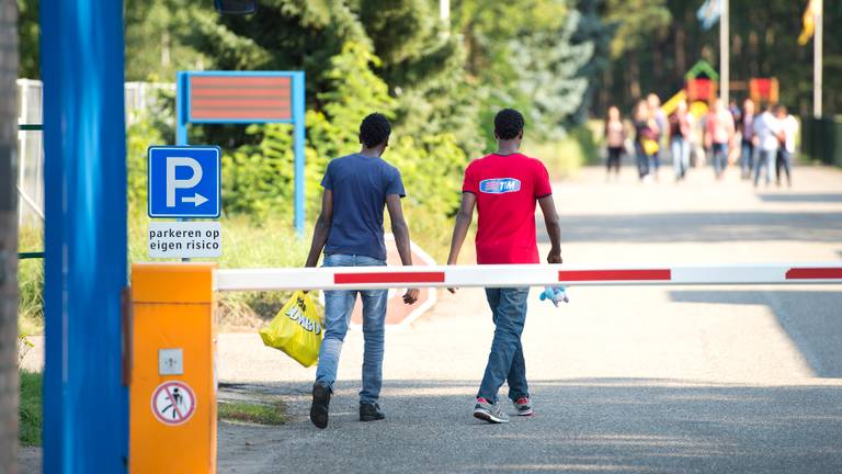 Mensen bij het asielzoekerscentrum in Budel. (Foto: ANP)