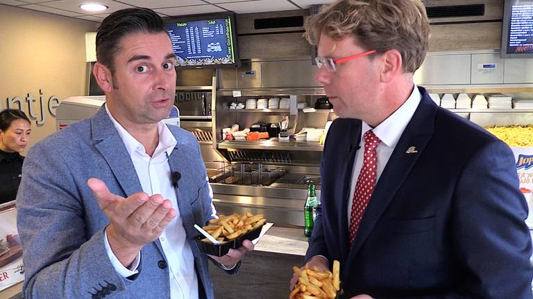 Verslaggever Ronald Sträter eet friet met Harrie Timmermans, SV-voorzitter van PSV.