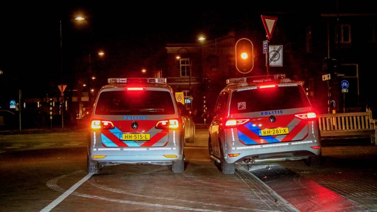 De politie werd opgeroepen vanwege de beroving. (Foto: Danny van Schijndel)