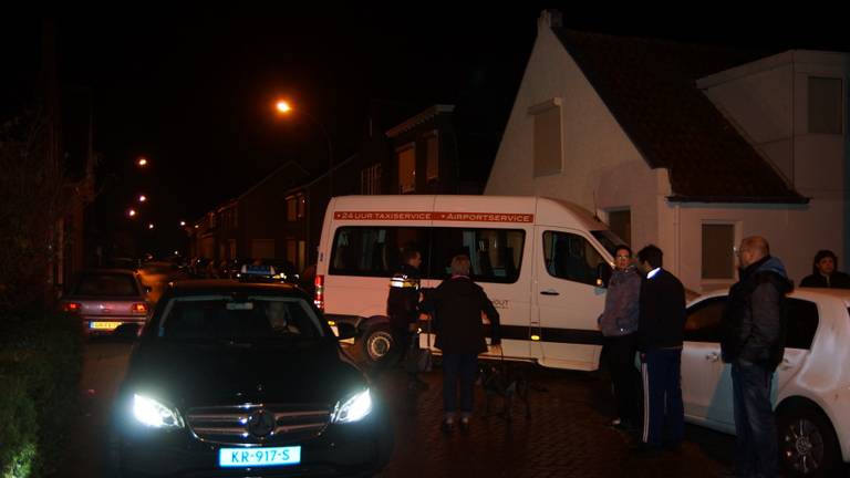 De buurtbewoners worden met taxi's en taxibusjes naar het gemeentehuis gebracht. Foto: FPMB.