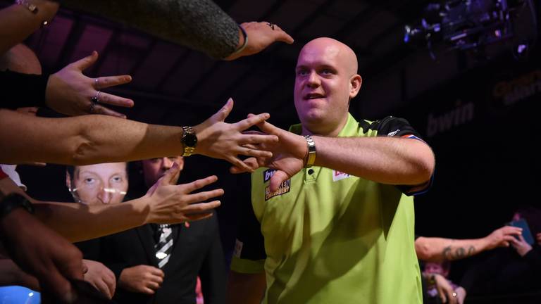 Michael van Gerwen op weg naar het podium (Foto: Chris Dean/PDC).