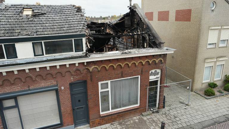 Woning na uitslaande brand in Waalwijk (foto: FPMB ERIK HAVERHALS)