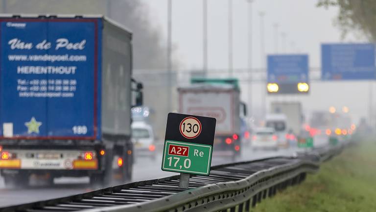 Een flinke file op de A27. (Foto: Marcel van Dorst)