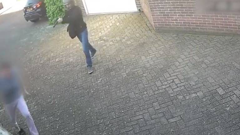 De man schiet meerdere keren op de vrouw. (Foto: Politie/Bureau Brabant)