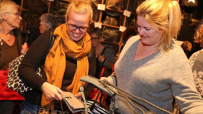 Gezellig shoppen tijdens de Margriet Winter Fair terwijl Omroep Brabant radio maakt (Karin Kamp)