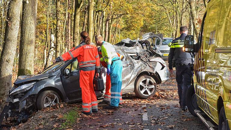 De auto is total loss. (Foto: Tom van der Put/SQ Vision)