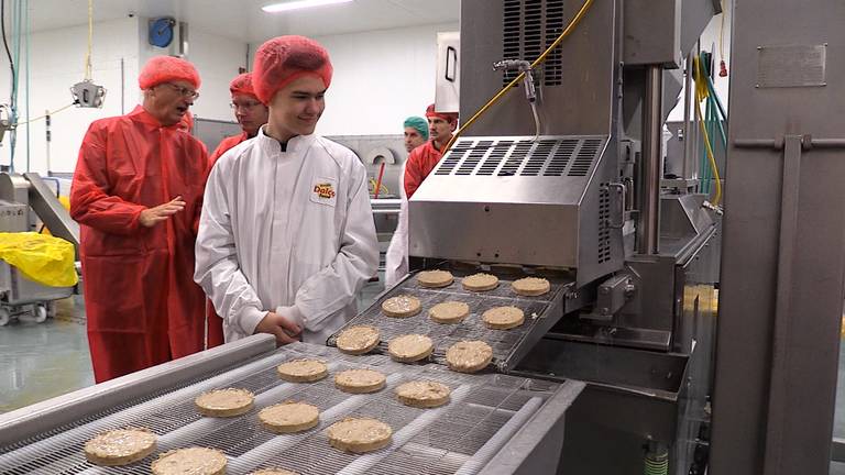 Stijn kijkt trots naar zijn burgers. (foto: Raymond Merkx).