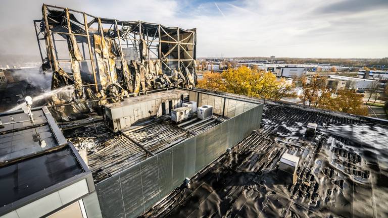 Dak van het pand gesmolten (Foto: Sem van Rijssel)