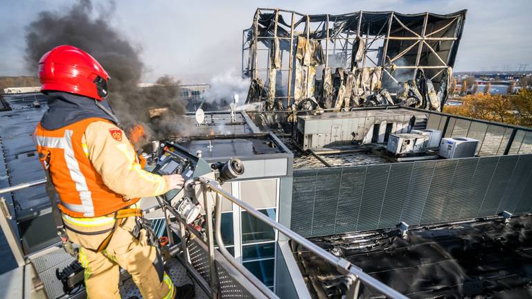 Brandweer kijkt naar de ravage die de brand heeft aangericht. (Foto: Sem van Rijssel/SQ Vision)