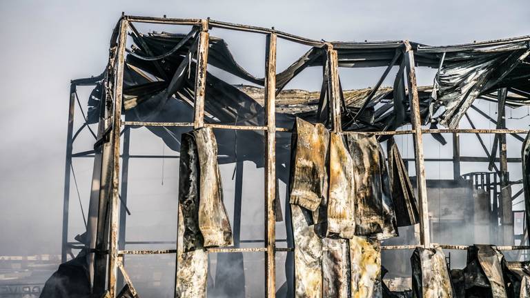 Stuk van het dak van Prodrive bijna volledig gesmolten (Foto: Sem van Rijssel)