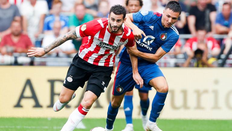 Gastón Pereiro in duel met Steven Berghuis tijdens de Johan Cruijff Schaal (foto: VI Images).