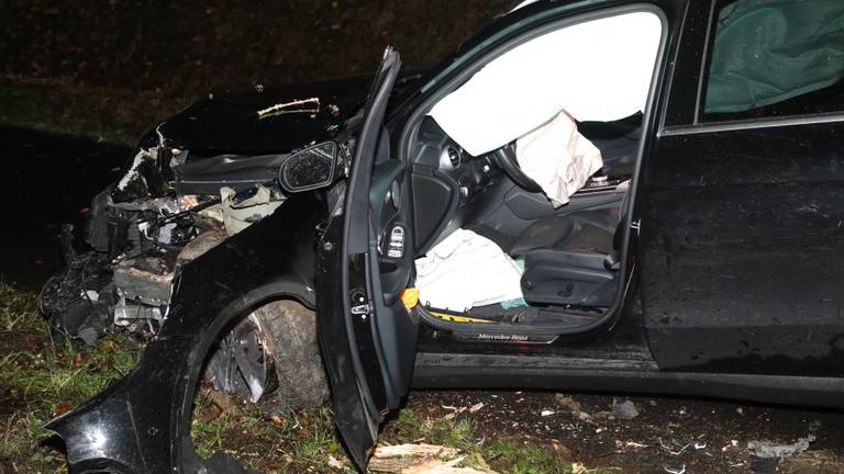 De zwaar beschadigde auto nadat de automobiliste verschillende bomen op de Dorpenweg heeft geraakt (Foto: Gabor Heeres)