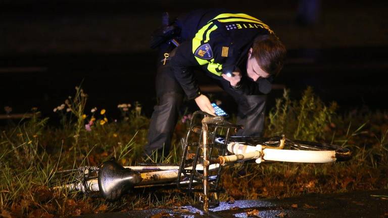 De politie doet onderzoek na het ongeluk. (Foto: Bart Meesters)