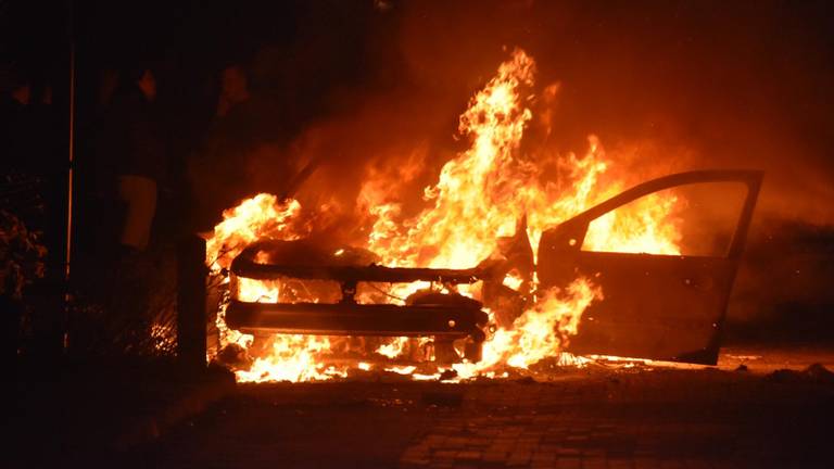 Van de auto bleef weinig over. (Foto: FPMB/Joost Korporaal)