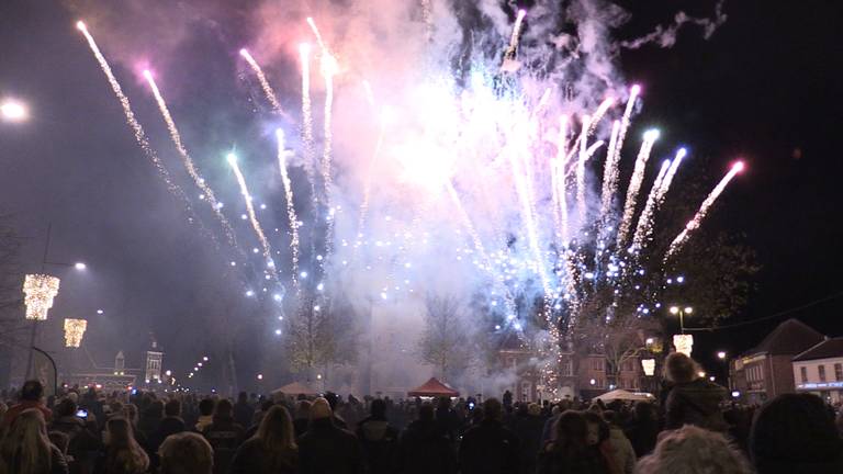 Een volle markt in Valkenswaard kijkt aandachtig naar de vuurwerkshow.