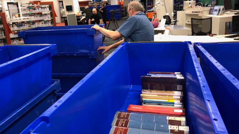 De verhuizing van de bibliotheek in Tilburg is begonnen.