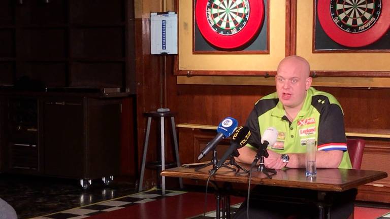 Michael van Gerwen tijdens het persmoment in café Den Braai