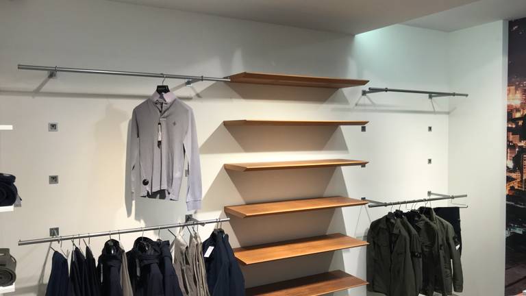 Dure kledingwinkels sales