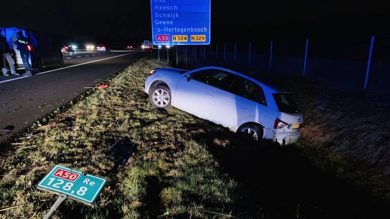 Een van de auto's die betrokken raakte bij het ongeval belandde in de sloot. Foto: AS Media