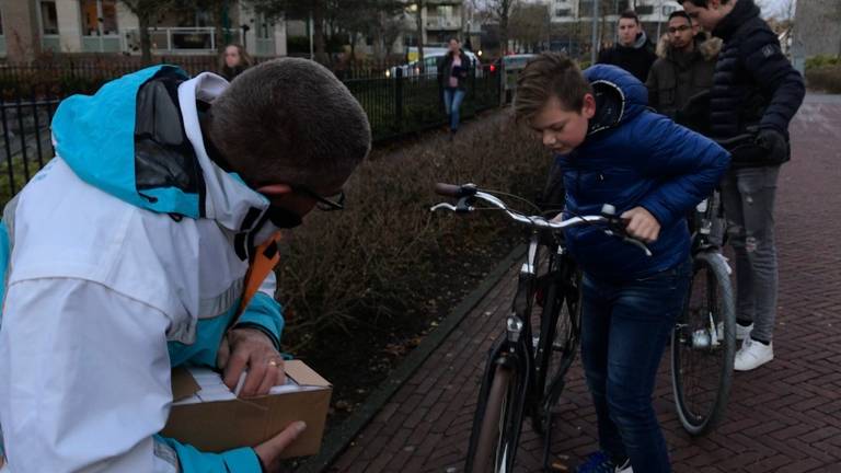 Jos Beurskens van Veilig Verkeer Nederland controleert alle fietsen heel nauwkeurig. (foto: Eva de Schipper)