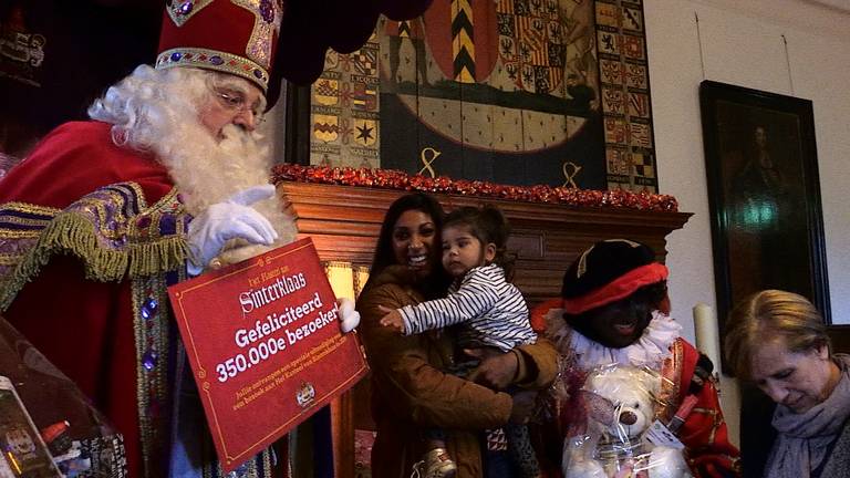 Sinterklaas feliciteert de 350.000e bezoekers (Foto: Stan Hamacher)