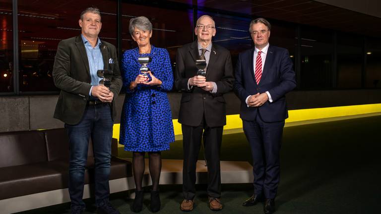 De winnaars met commissaris van de Koning Wim van de Donk (foto: Angeline Swinkels)