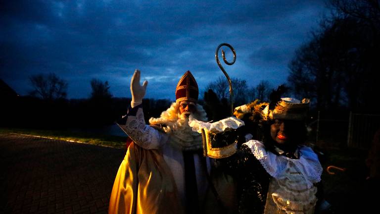 Sint en Piet gaan vanavond weer langs de deuren met zakken vol cadeau's (Foto: ANP)