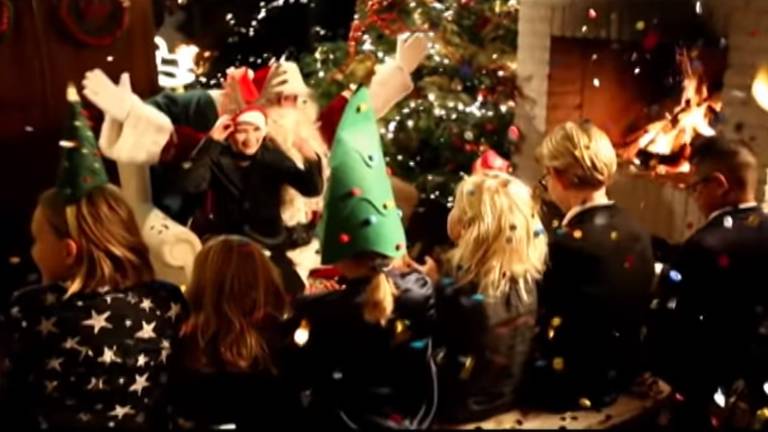 Guus Meeuwis komt nu al met een nieuwe kerstplaat en een clip erbij. (Foto: Screenshot uit de kerstclip van Guus)