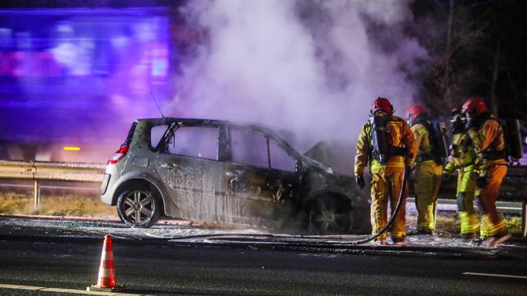 De uitgebrande auto op de A67. Foto: Pim Verkoelen