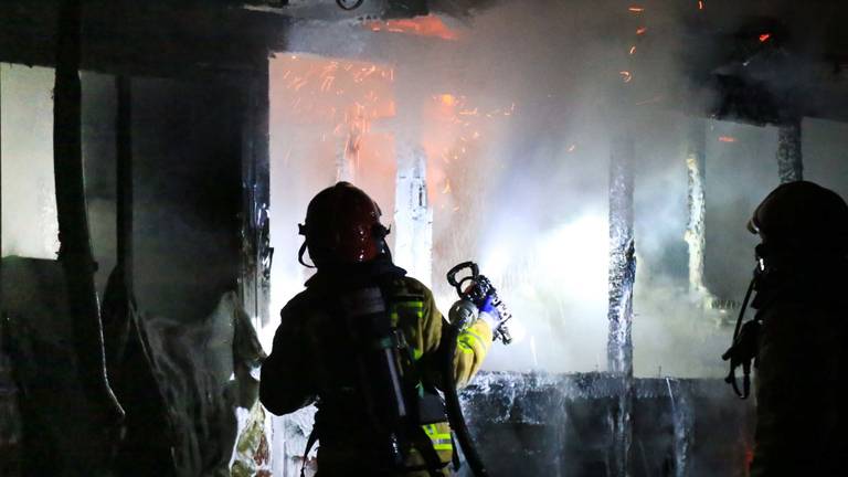 De brandweer bestreed het vuur. (Foto: Harrie Grijseels)