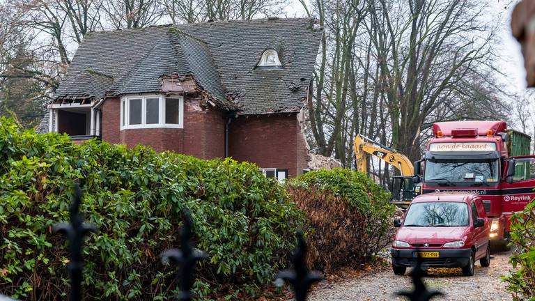 Een sloopbedrijf leeft zich uit op de markante villa. (Foto: Marcel van Dorst)