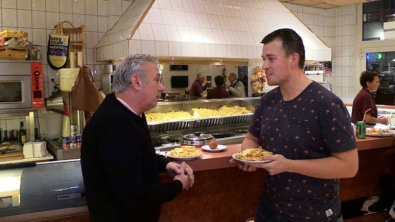 Verslaggever Job Willemse eet een Frietje Met Peter Remie.