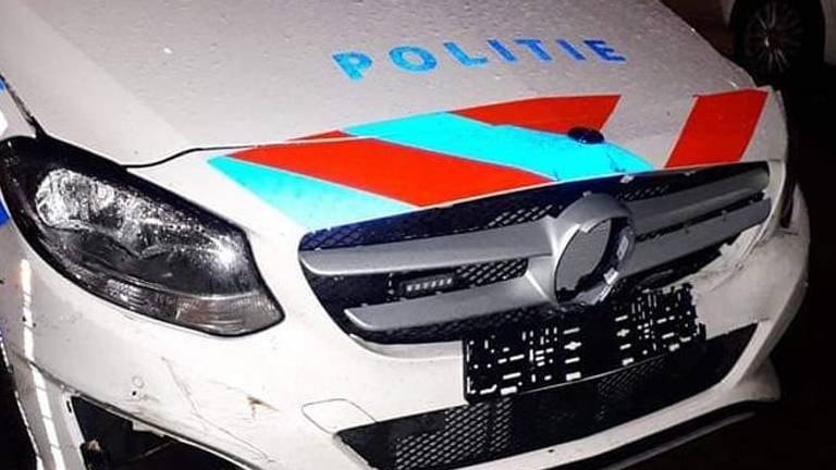 De agenten hebben de man met hun wagen geramd (bron: Instagram Politie Veldhoven - Waalre).