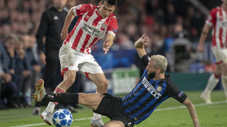 Duel tussen PSV'er Hirving Lozano en Marcelo Brozovic van Inter. (Foto: VI Images)