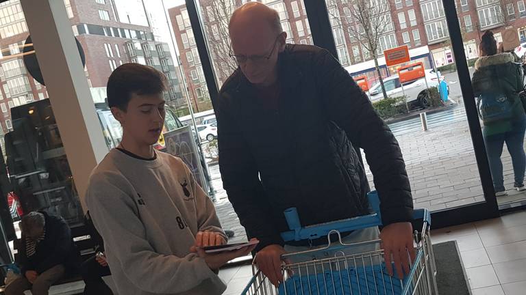 Joan Giménez deelt flyers uit tijdens de actie 'Samen Sterk voor de Voedselbank' (Foto: Collin Beijk)