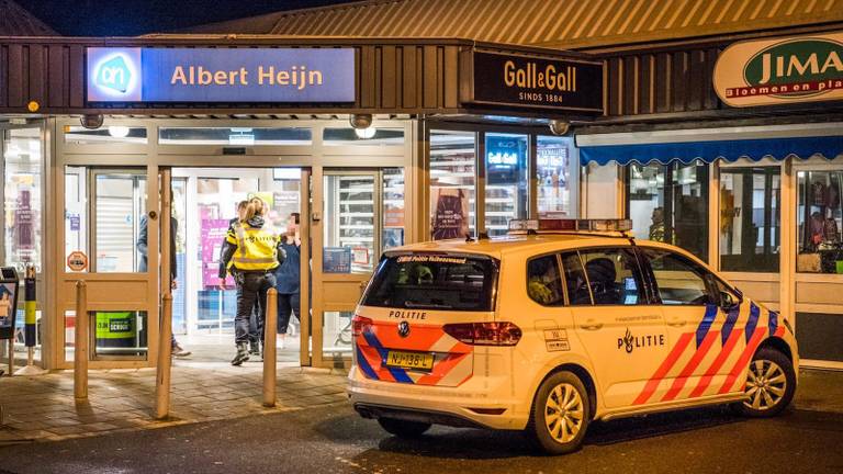 De Albert Heijn werd overvallen door man met bivakmuts. (Foto: Sem van Rijssel/SQ Vision)