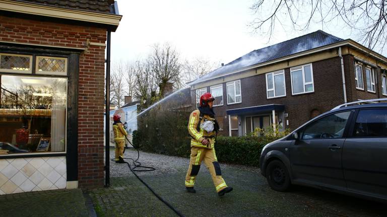 Een deel van het dak moest verwijderd worden om goed te kunnen blussen