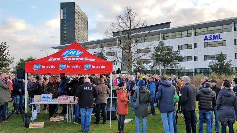 ASML-medewerkers tijdens een werkonderbreking in december, voor de deur van het bedrijf in Veldhoven (foto: FNV)