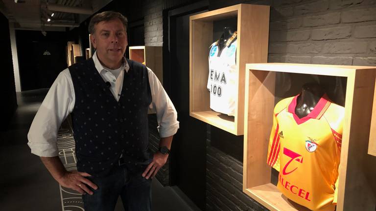 Jos Lenssen bij de shirts in het nieuwe museum