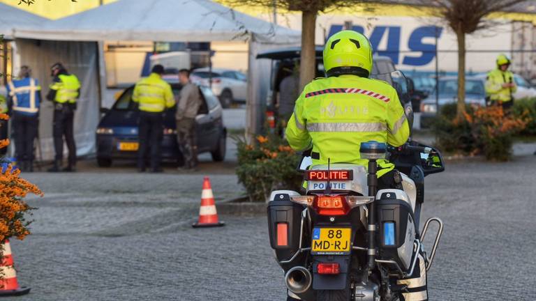 In Etten-Leur werd maandag ook gecontroleerd door de politie en de belastingdienst. (Foto: Tom van der Put)