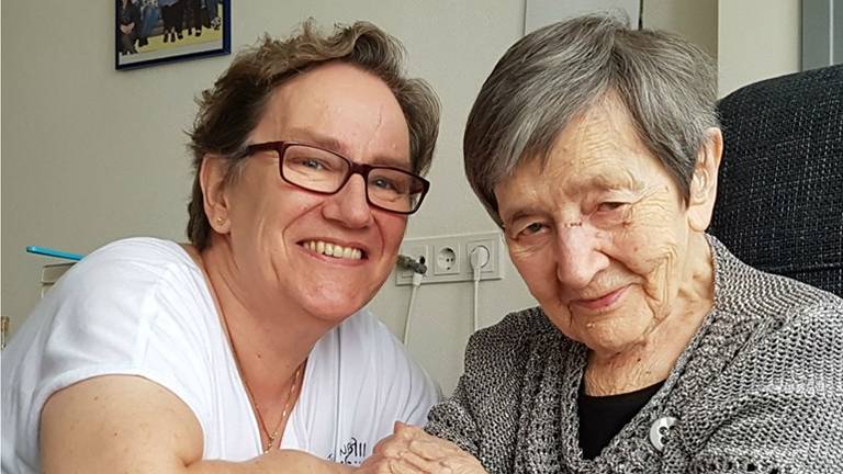 Jo van de Westelaken-Van Luijtelaar (rechts) en haar dochter op haar 108e verjaardag. (Foto: Familie vd Westelaken)