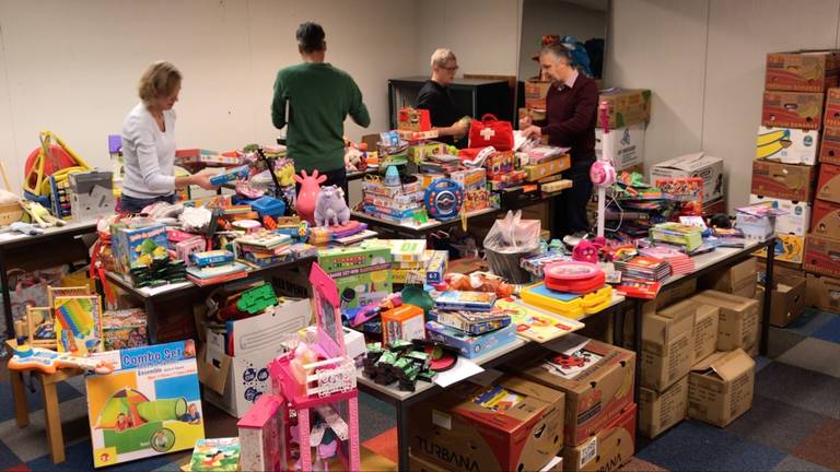 Het "winkeltje" waar de kinderen, ouders en opa's en oma's straks de cadeaus uit mogen zoeken.