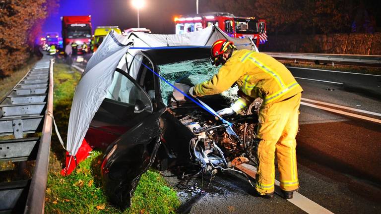 Bij het ongeluk kwam een 28-jarige man uit Weert om het leven (foto: Rico Vogels/SQ Vision Mediaprodukties)