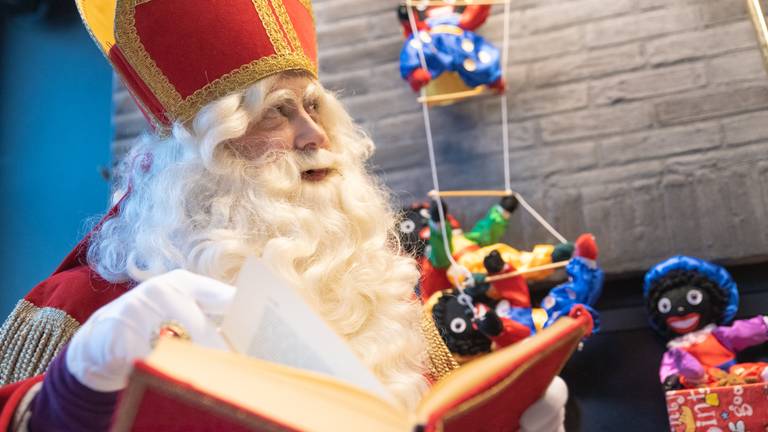 De Sint denkt na wat hij alle kinderen zou schenken (foto: Kevin Cordewener)