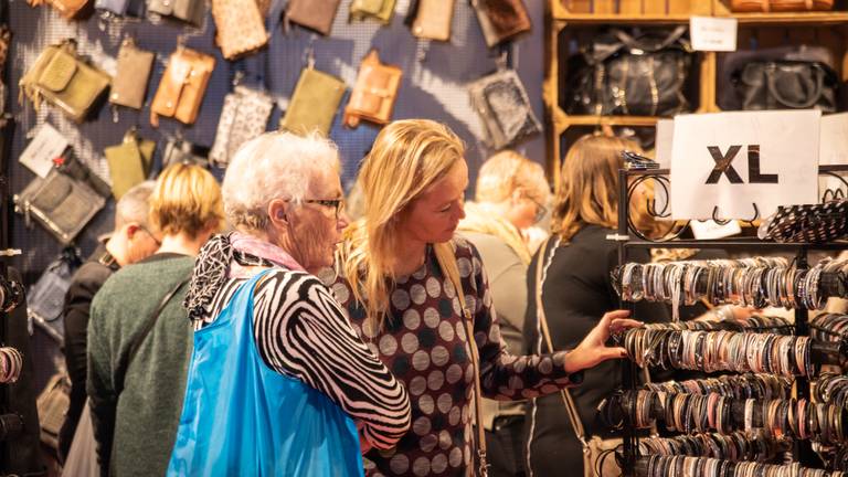 De vrouwen gaan ieder kraampje langs om hun tassen te vullen (foto: Kevin Cordewener)