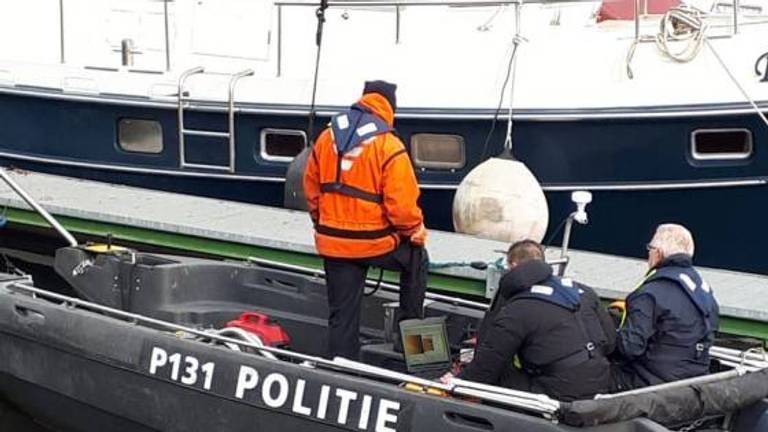 De politie op onderzoek in de jachthaven van Dinteloord