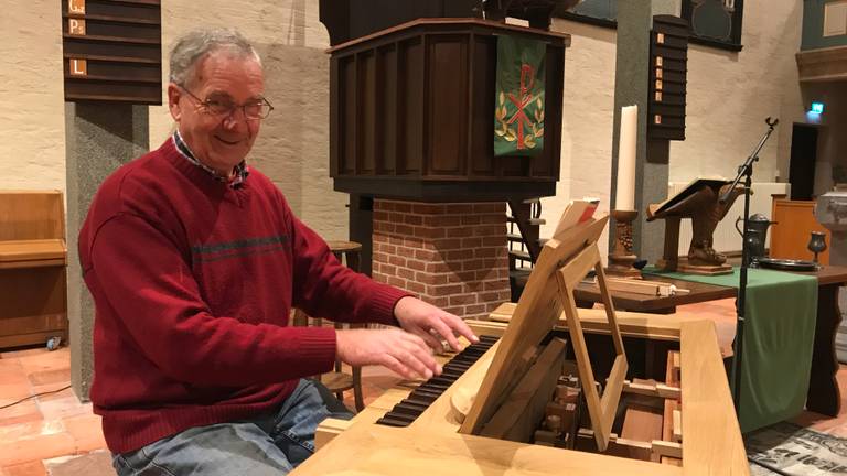 Johan Schmidt achter zijn zelfgemaakte houten pijporgel. (foto: Paul Giezen)