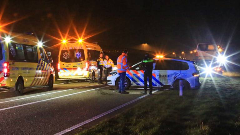 De weg werd vanwege het ongeluk tijdelijk afgesloten. (Foto: Harrie Grijseels/SQ Vision)